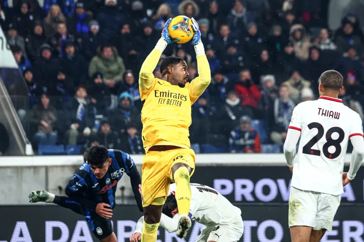 Portero atrapando el balón en el partido