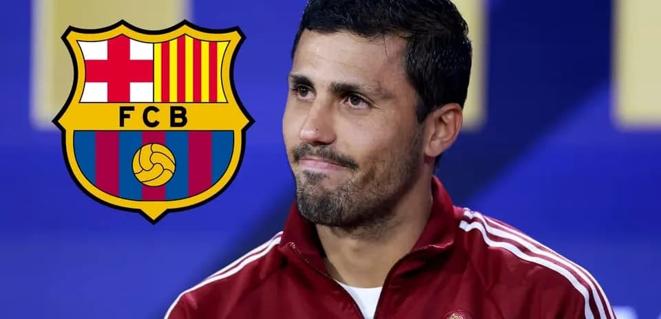 Jugador de fútbol en conferencia de prensa con logo de Barça