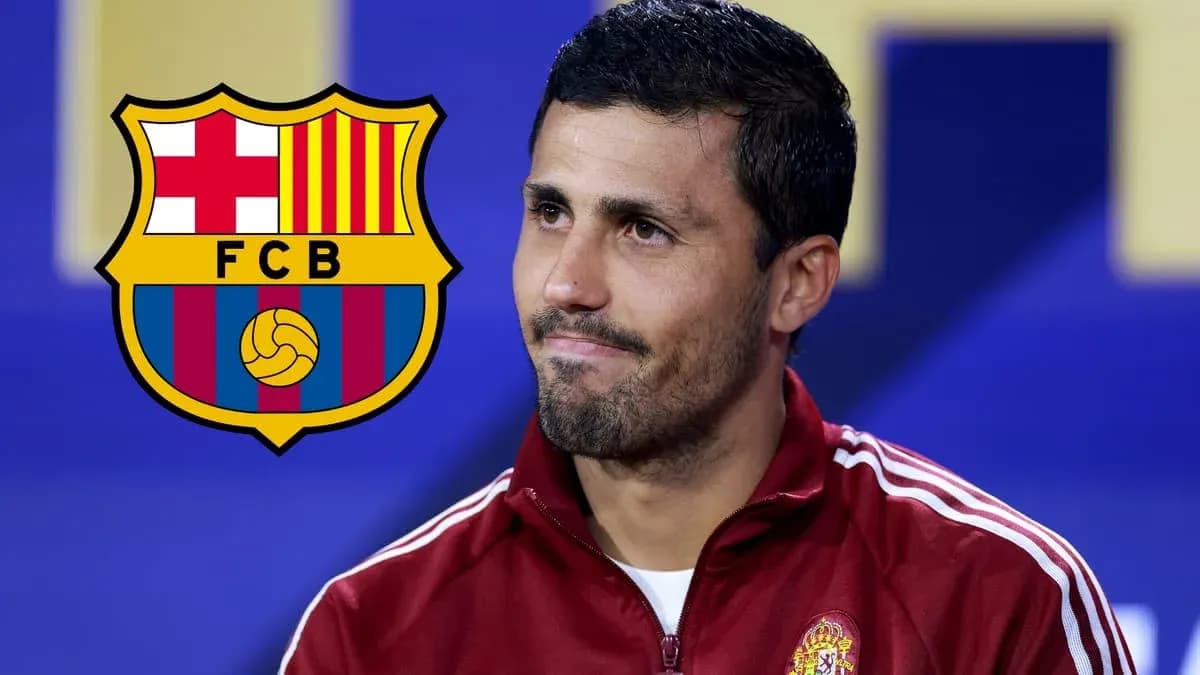 Jugador de fútbol en conferencia de prensa con logo de Barça