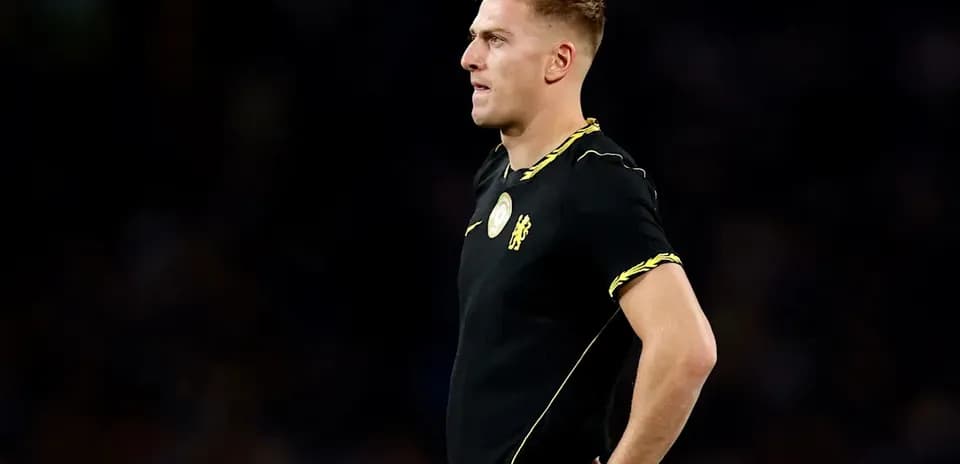 Jugador de pie durante el partido con uniforme negro