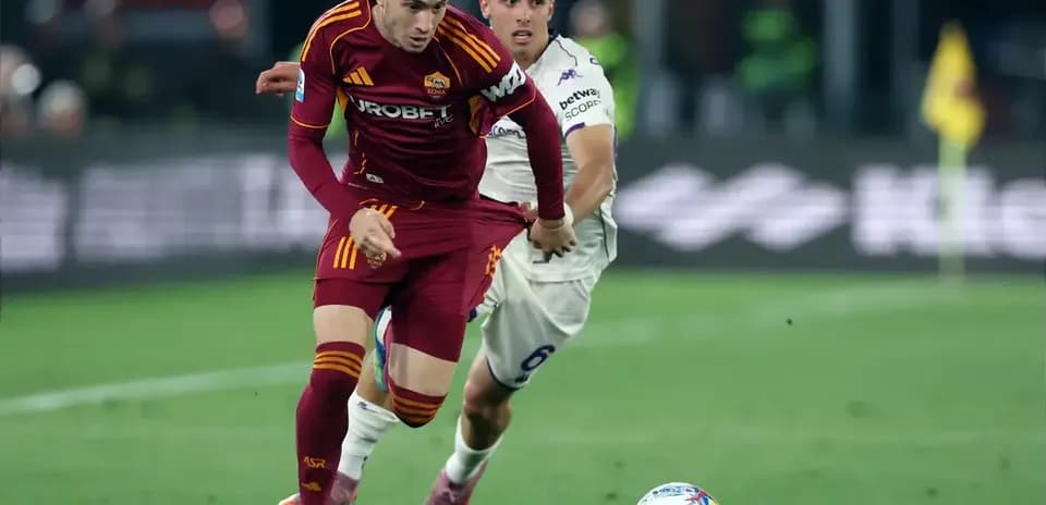 Jugador de la Roma driblando mientras es seguido