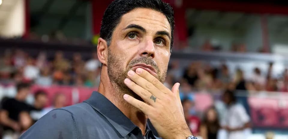 Entrenador observando el partido desde la banda