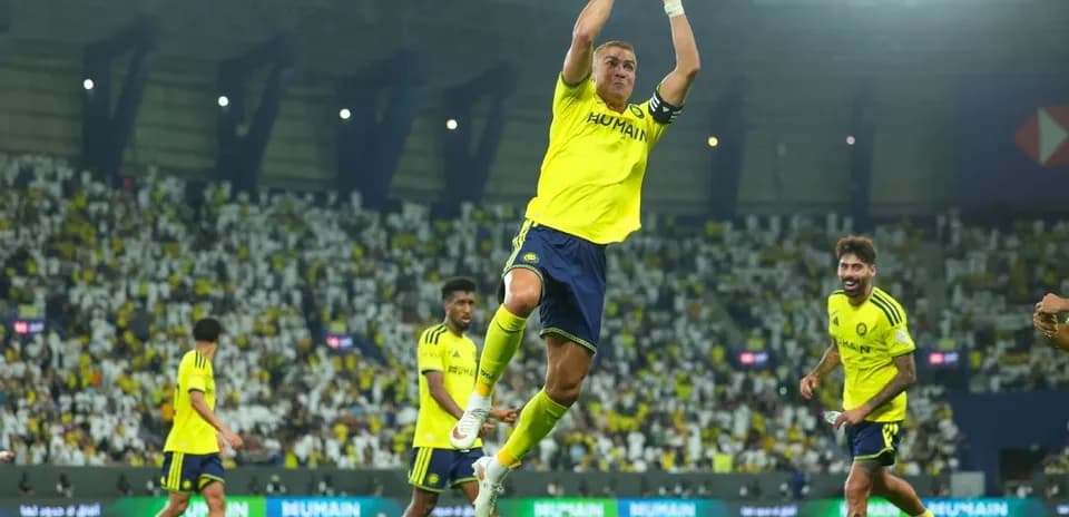 Jugador saltando durante un partido de fútbol