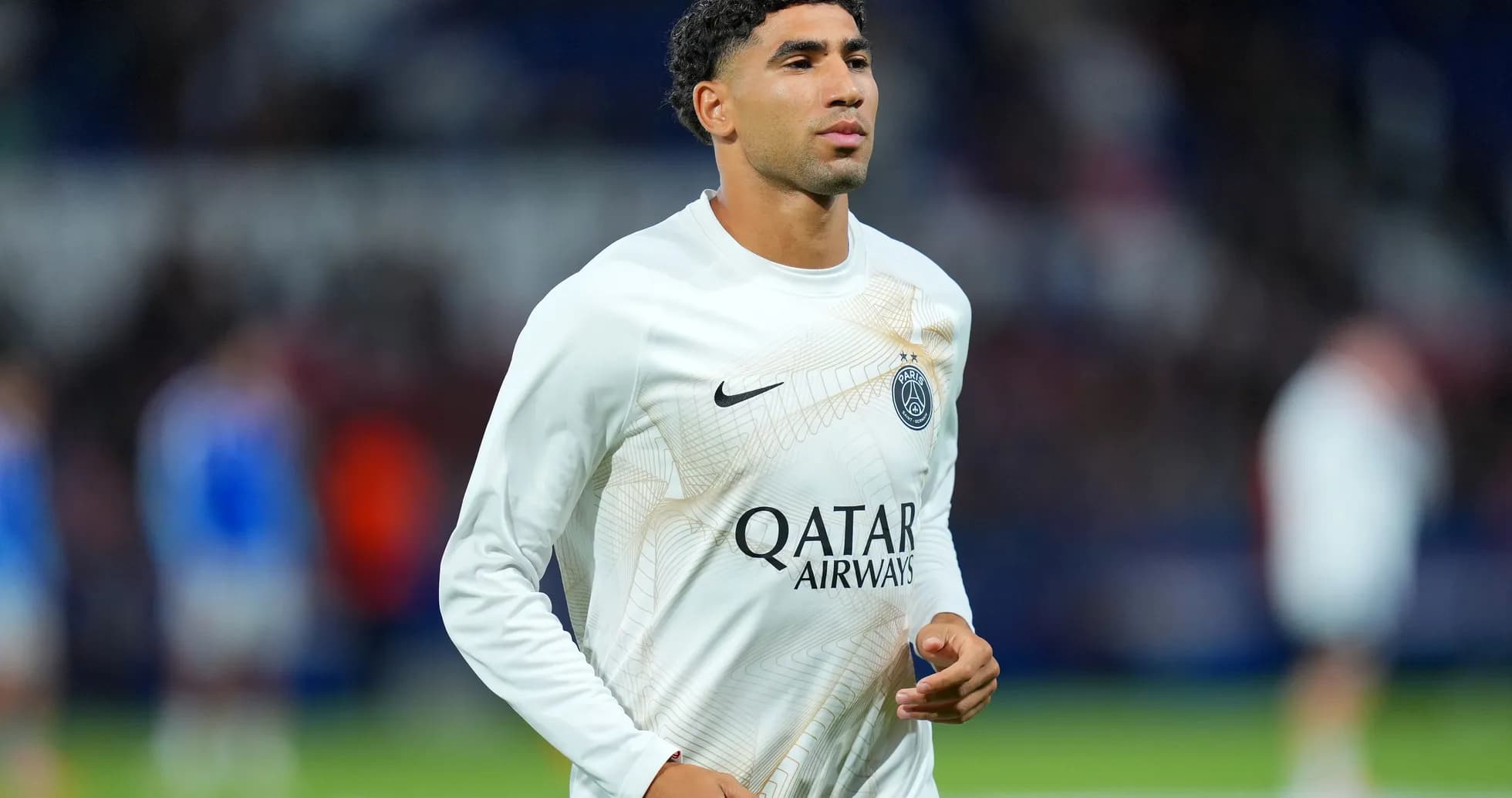 Jugador de PSG calentando antes del partido