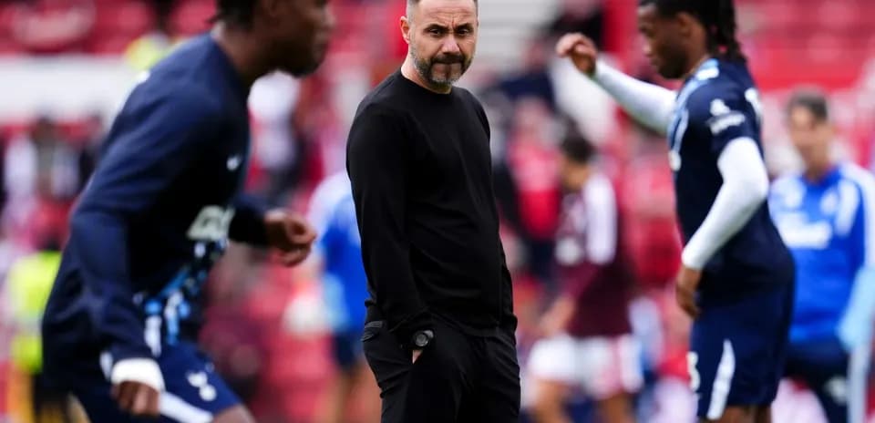 Entrenador observando a jugadores durante calentamiento