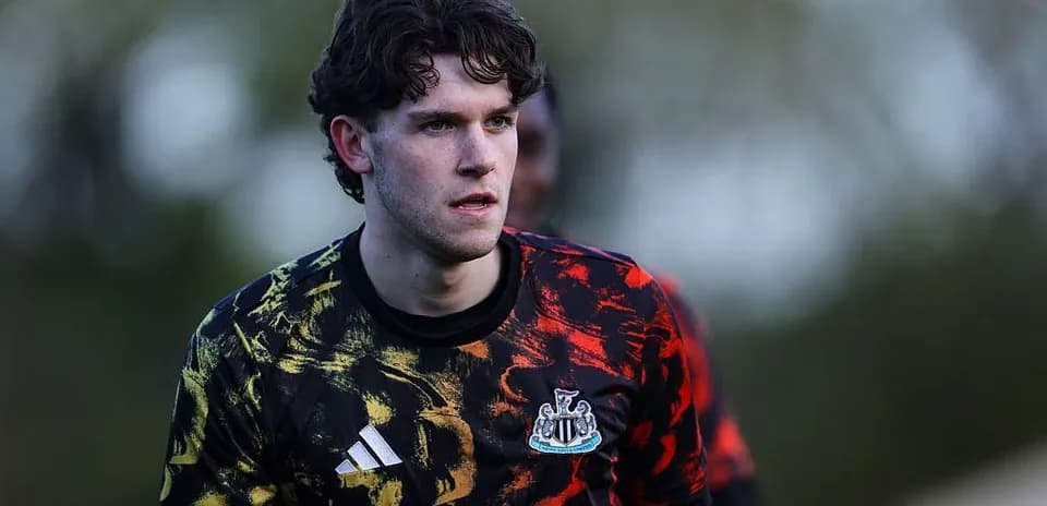 Portero de Newcastle entrenando en el campo
