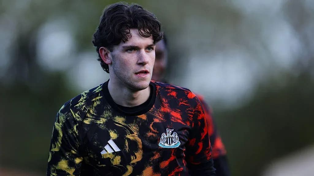 Portero de Newcastle entrenando en el campo