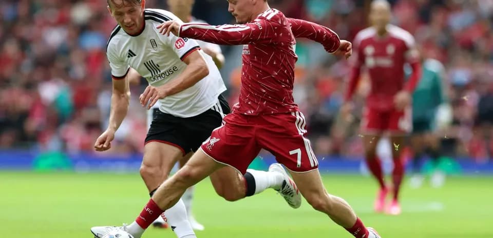 Jugador de Liverpool compitiendo por el balón