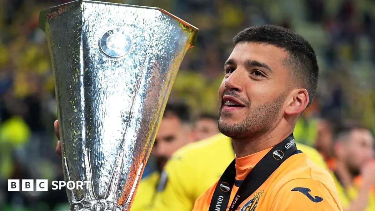 Jugador levantando trofeo de la UEFA Europa League