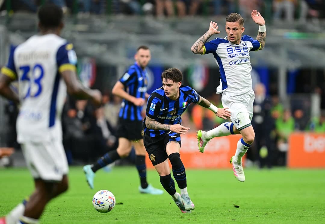 Inter atacando contra Hellas Verona en Serie A