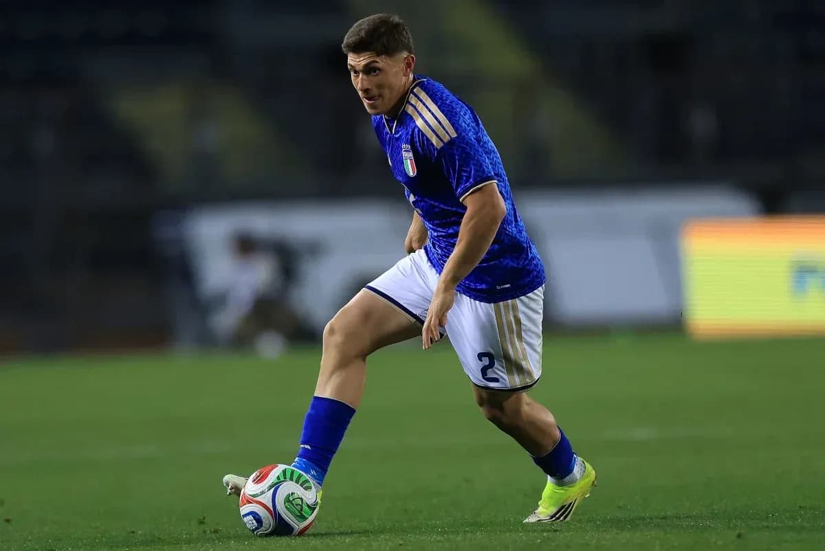 Jugador de Italia corriendo con el balón en campo