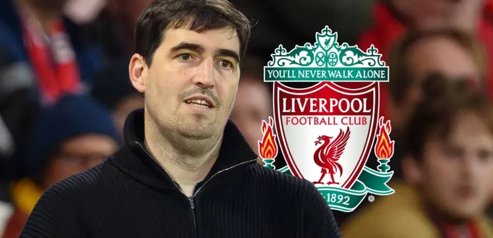 Hombre en el estadio con logo de Liverpool FC
