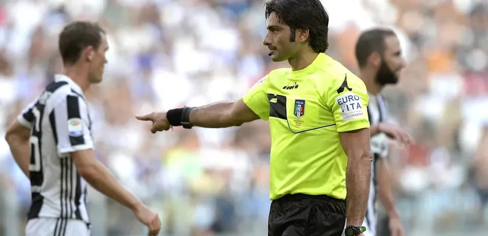 Árbitro señalando a jugador de Juventus durante partido