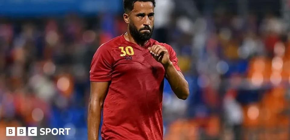Jugador con camiseta roja saliendo del campo de juego