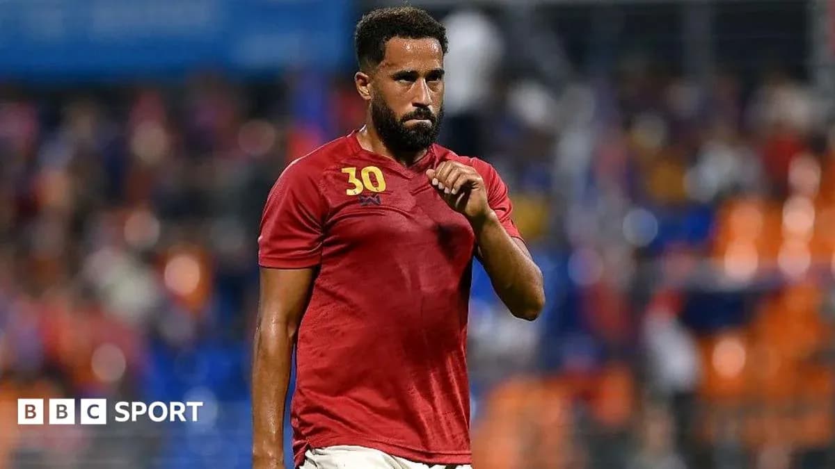 Jugador con camiseta roja saliendo del campo de juego