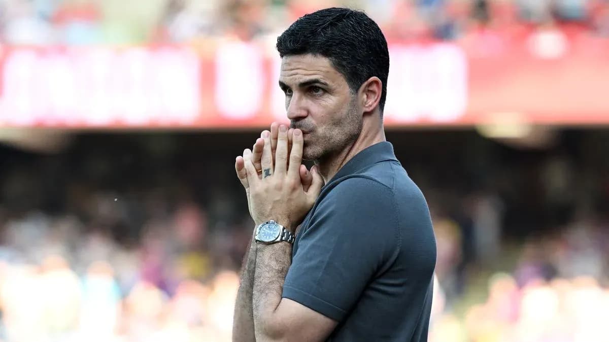 Entrenador en la línea de banda durante el partido