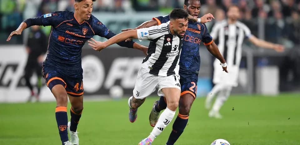 Jugador de Juventus driblando entre dos rivales