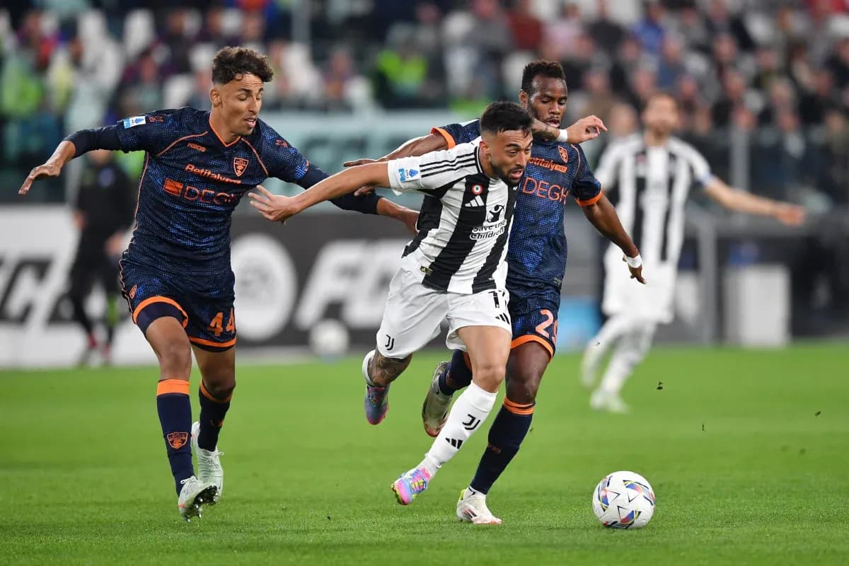 Jugador de Juventus driblando entre dos rivales