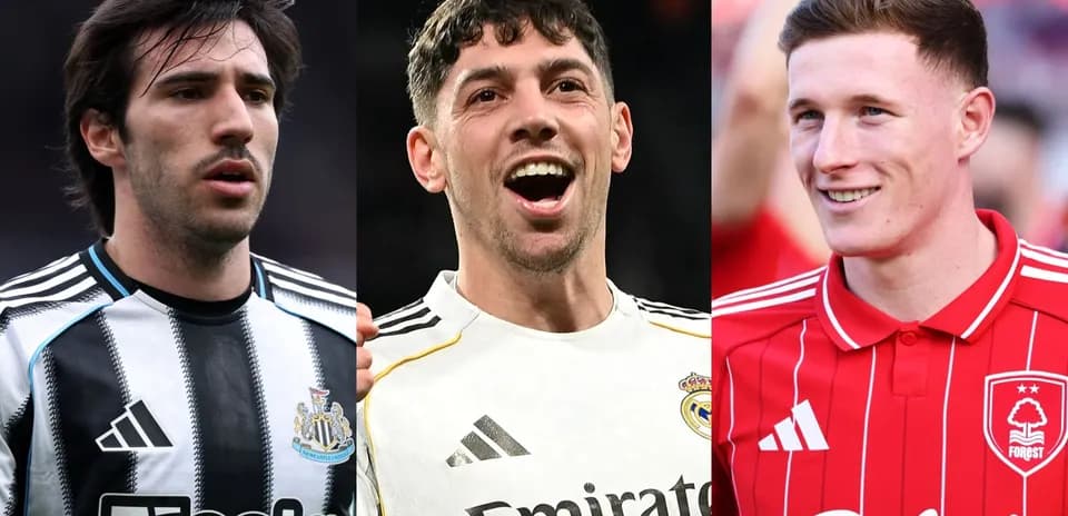 Tres jugadores de fútbol en diferentes camisetas de equipos