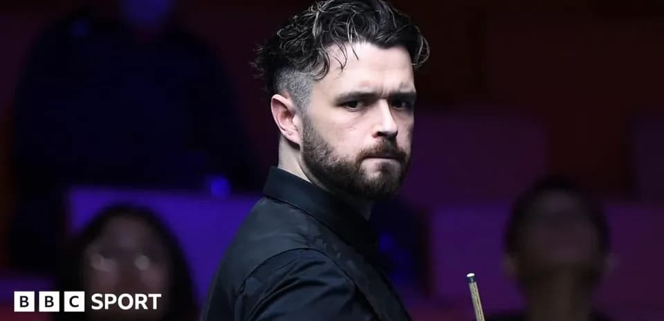 Jugador de snooker preparándose para realizar un tiro