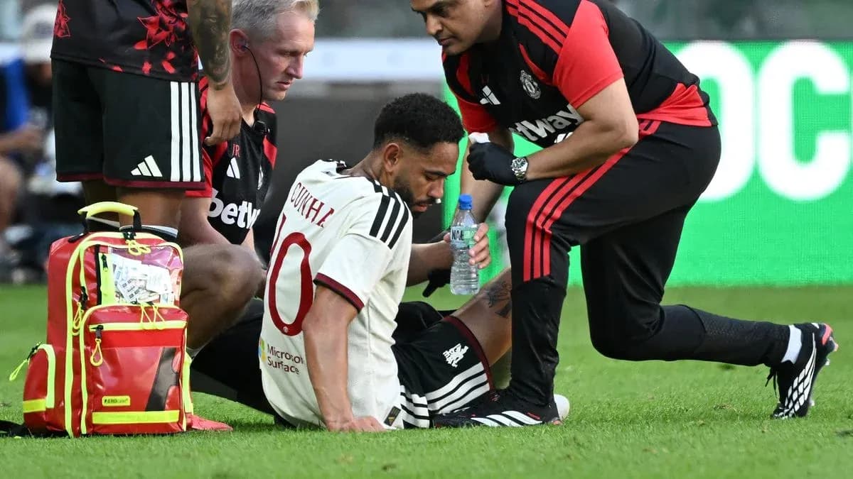 Jugador siendo atendido por el personal médico en el campo