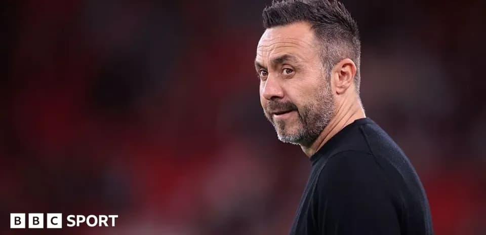 Entrenador mirando durante un partido en el estadio