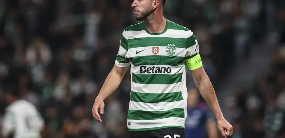 Jugador de Sporting CP con camiseta de rayas en el campo