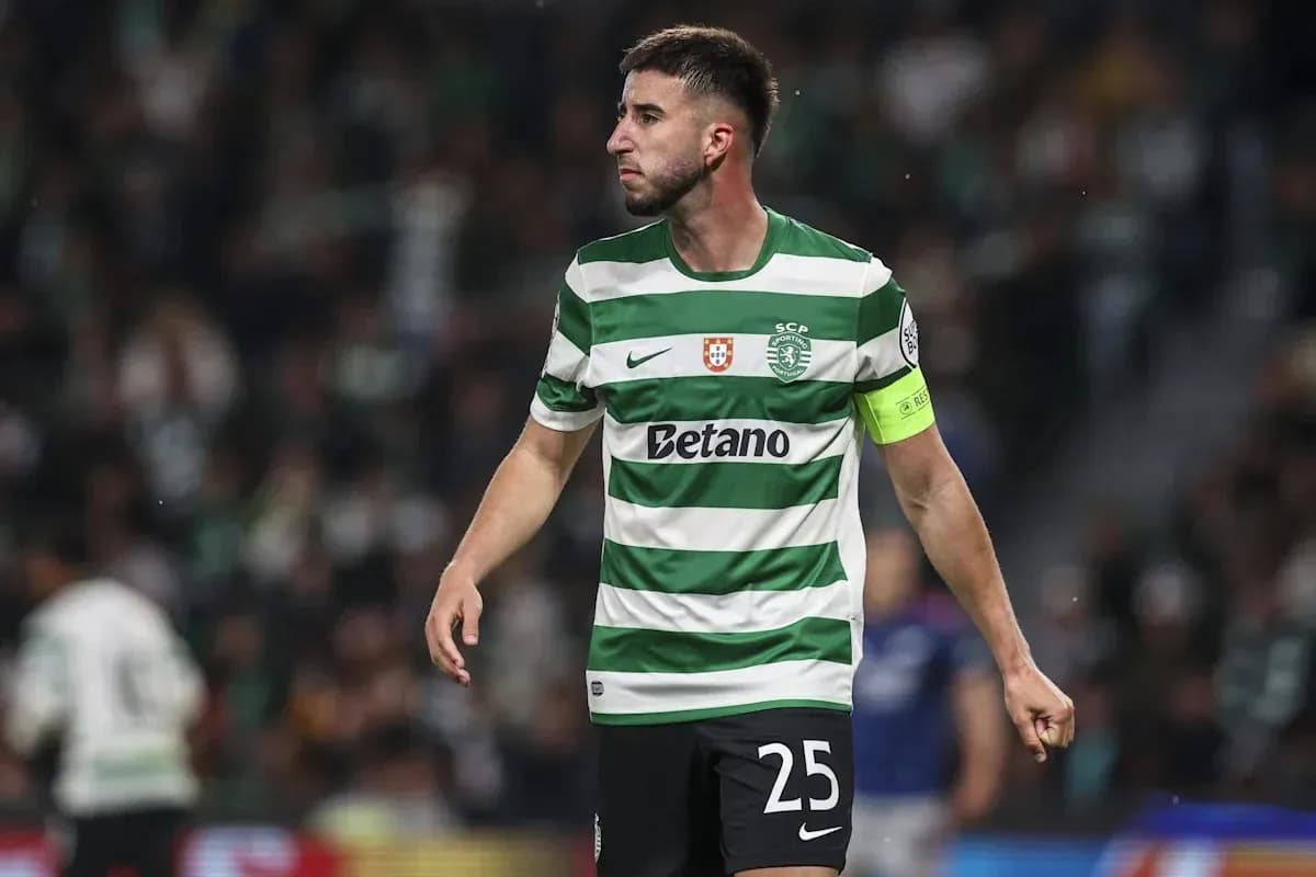 Jugador de Sporting CP con camiseta de rayas en el campo