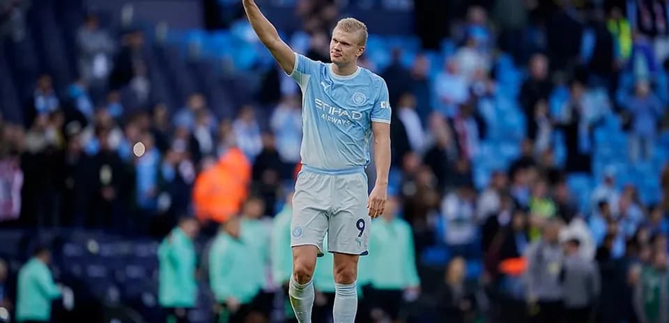 Erling Haaland saludando a los aficionados