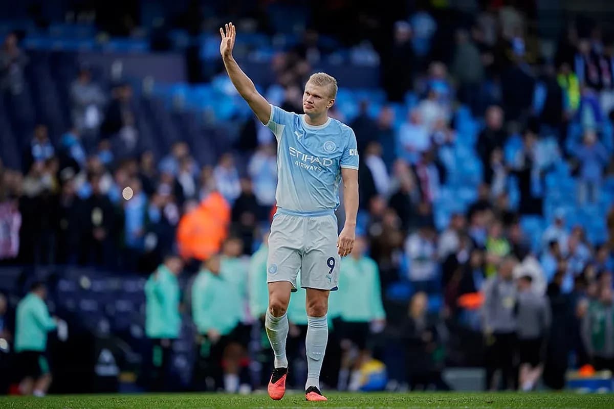 Erling Haaland saludando a los aficionados