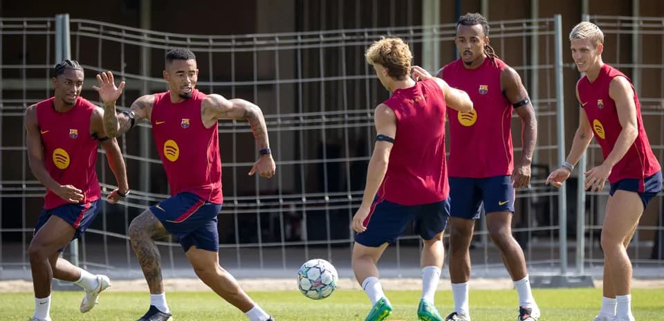 Jugadores de Barça entrenando y jugando con balón