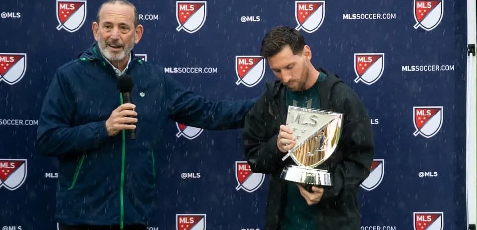 Lionel Messi recibiendo un trofeo en evento MLS