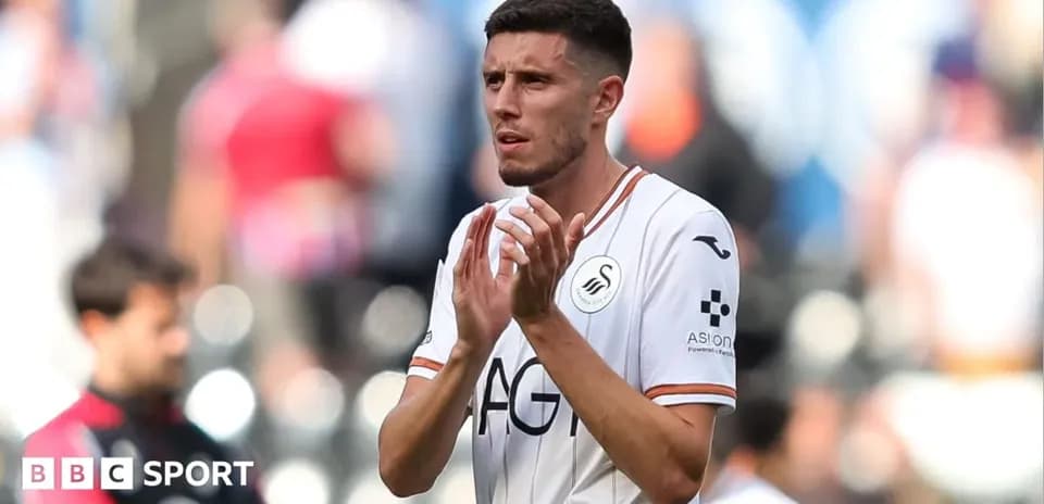 Jugador aplaudiendo en el campo de juego