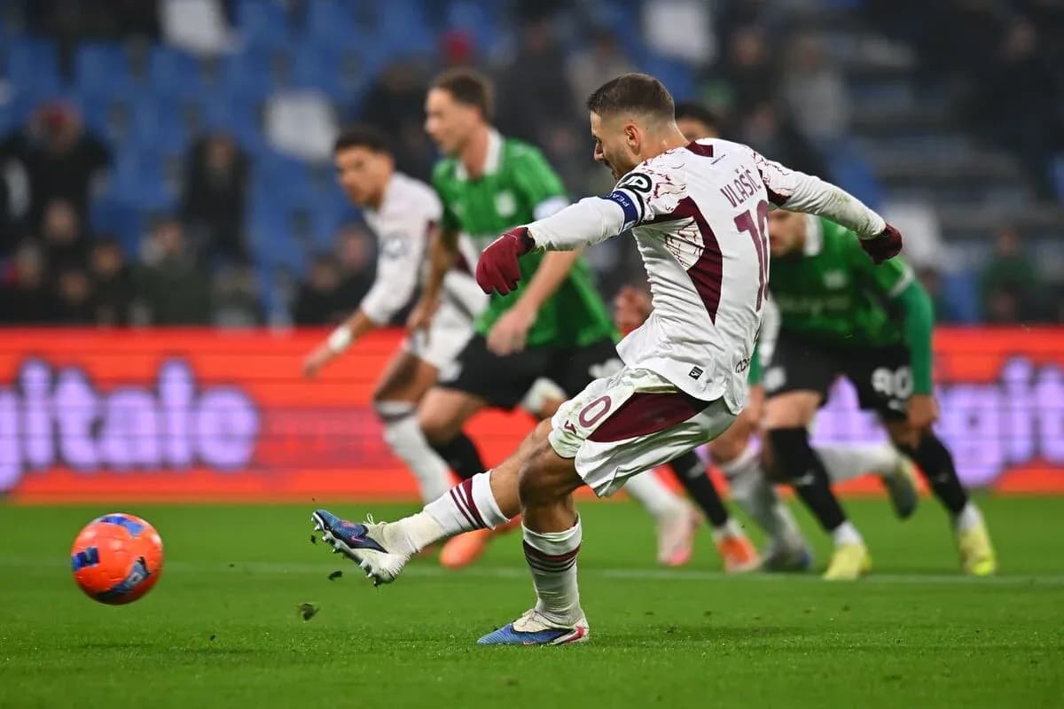 Jugador de Torino lanzando un penalti