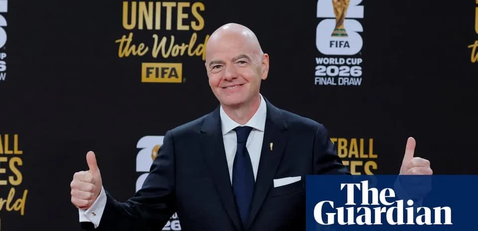 Gianni Infantino posando en el sorteo del Mundial 2026