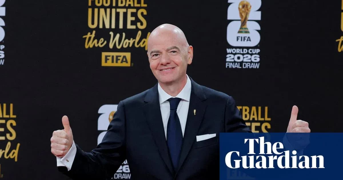 Gianni Infantino posando en el sorteo del Mundial 2026