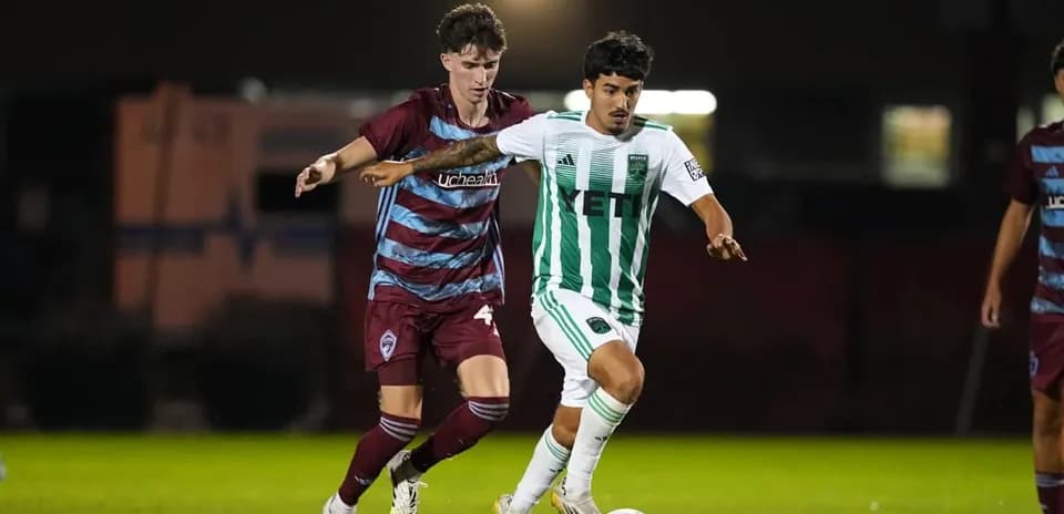 Jugador de Colorado Rapids II persigue a Austin II