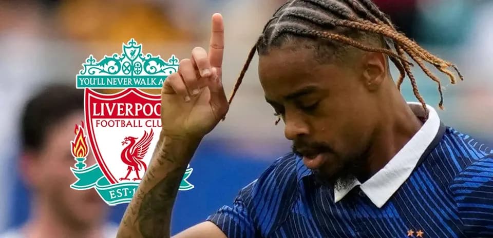 Jugador de Francia con camiseta de Liverpool en el campo