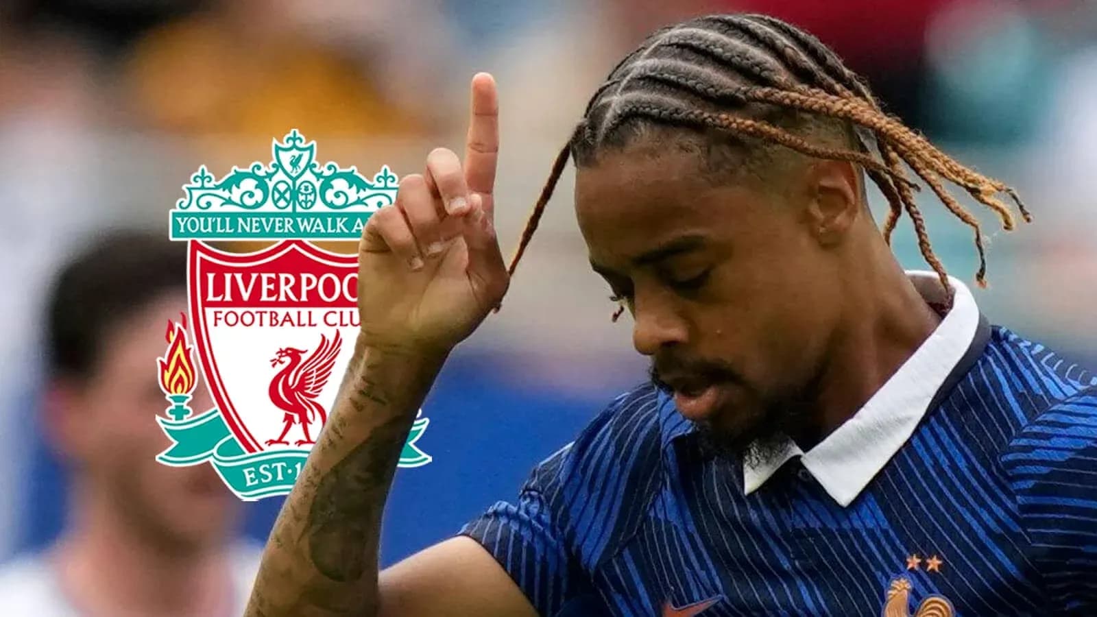 Jugador de Francia con camiseta de Liverpool en el campo