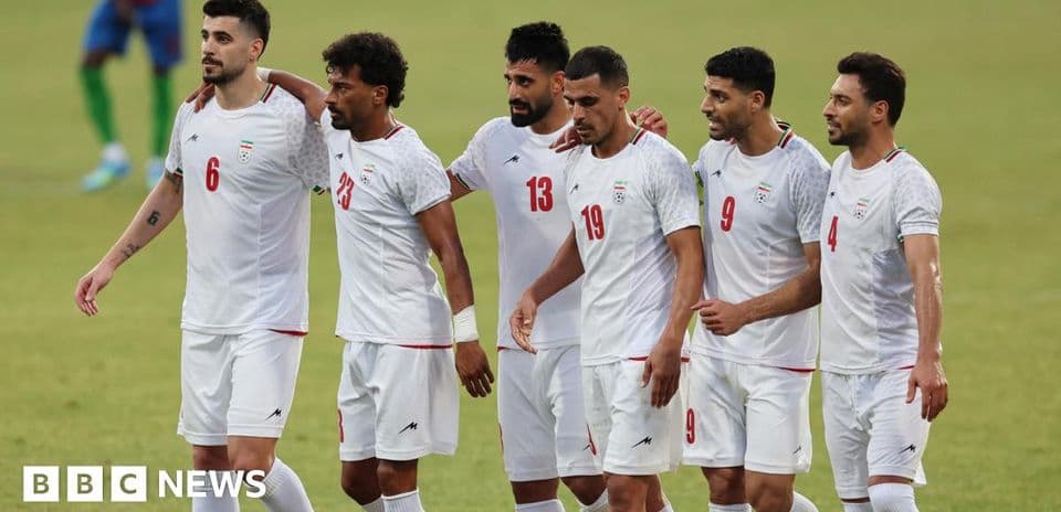 Jugadores de Irán caminando juntos en el campo