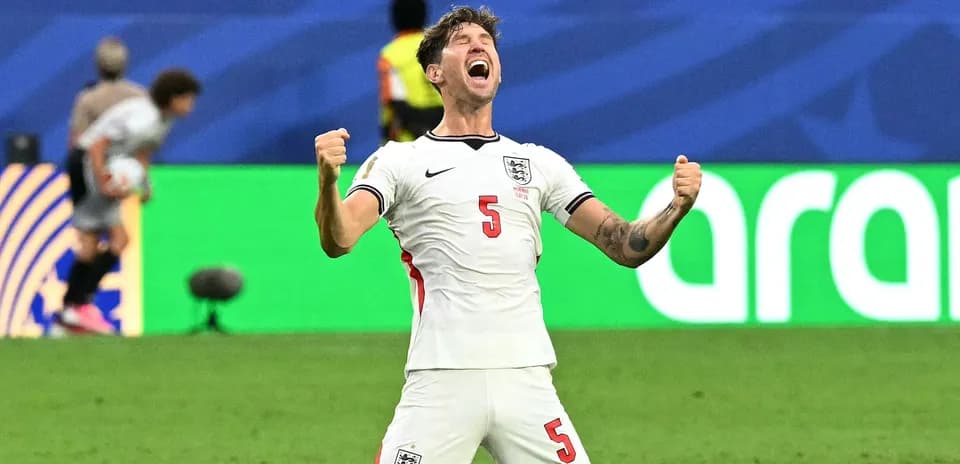 Jugador de Inglaterra celebrando un gol en el partido