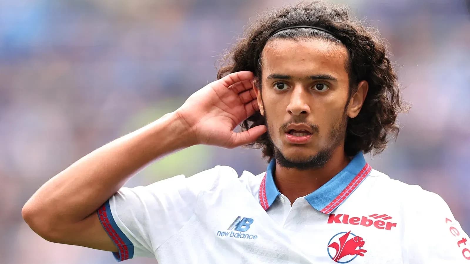 Jugador escuchando con la mano en la oreja