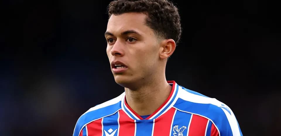 Jugador de Crystal Palace con camiseta roja y azul