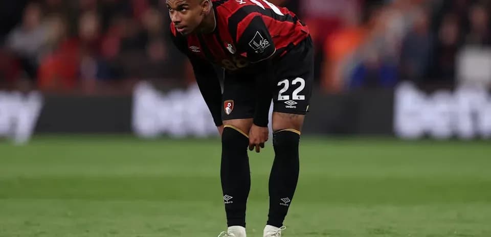 Jugador de Bournemouth se inclina en el campo