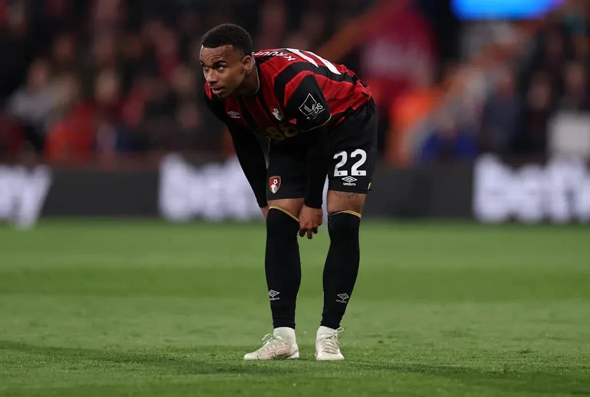 Jugador de Bournemouth se inclina en el campo