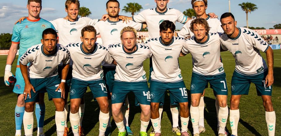Equipo de Naples posando antes del partido