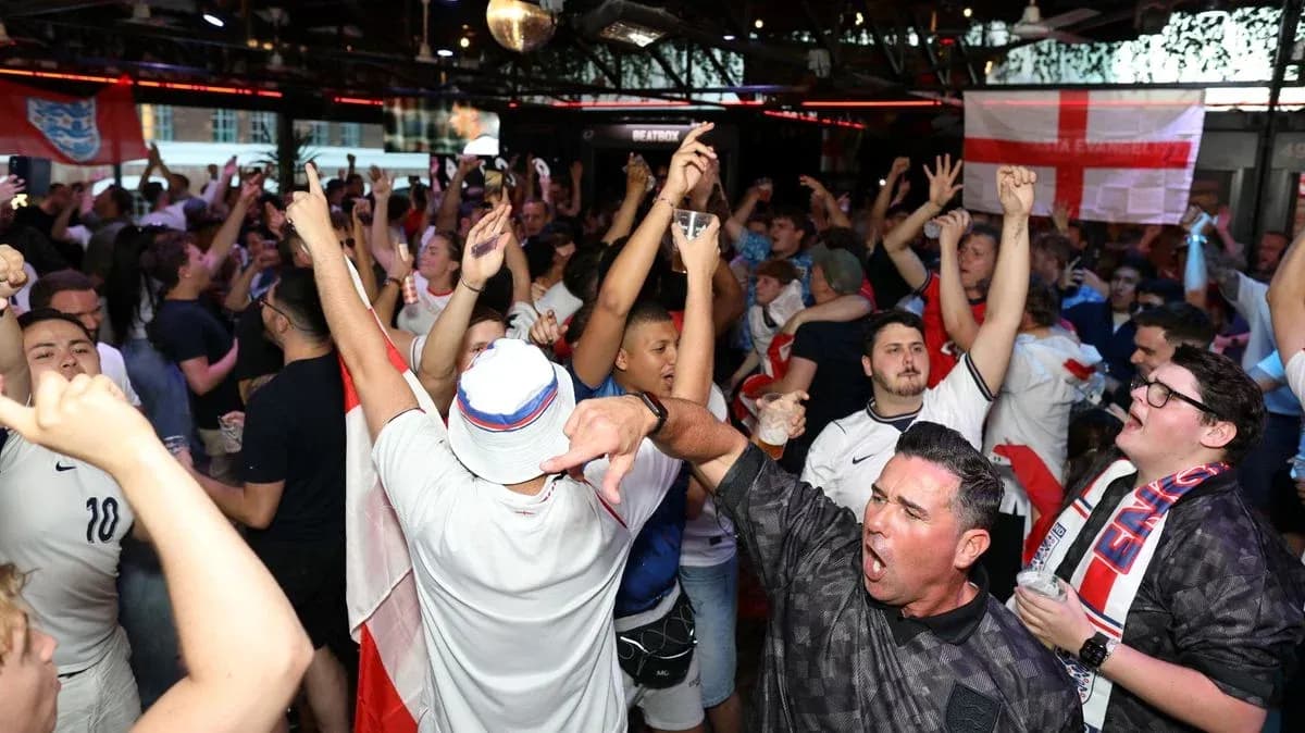 Aficionados animando en un bar durante un partido