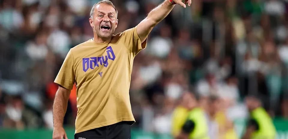 Entrenador dirigiendo al equipo desde la línea de banda