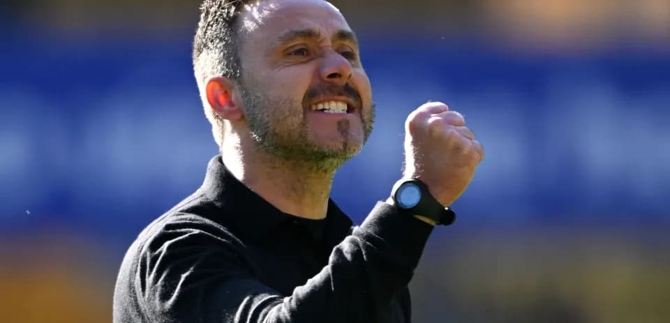 Entrenador celebrando con un puño en alto