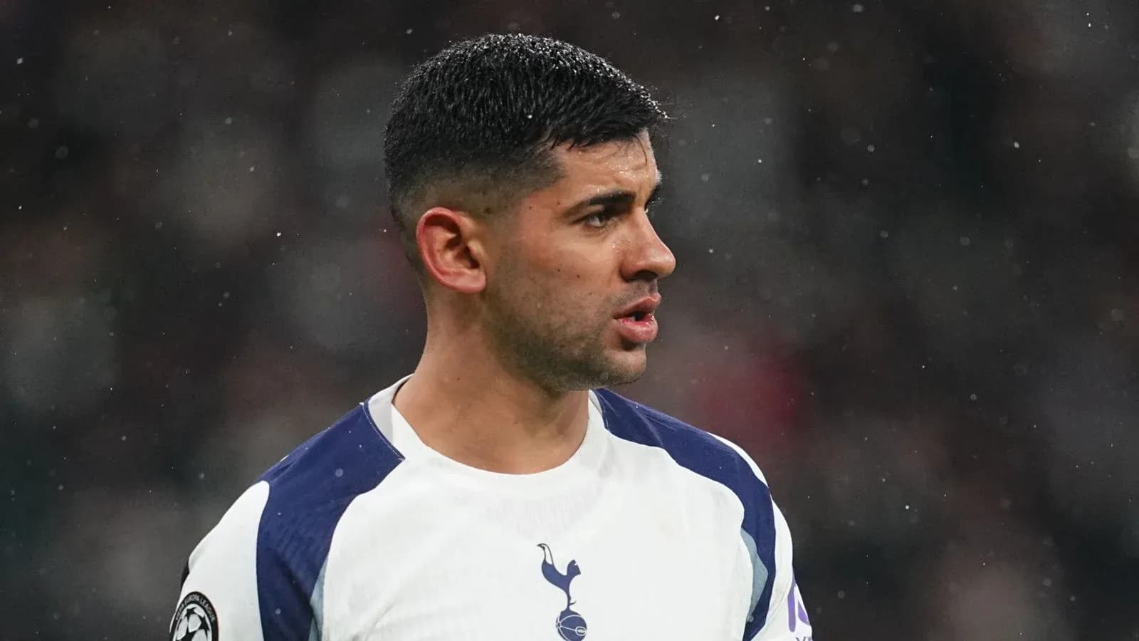 Jugador de Tottenham en acción durante el partido